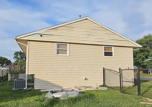 2nd image of 203 S 21st St, Vincennes, IN 47591 | MLS# 202622342