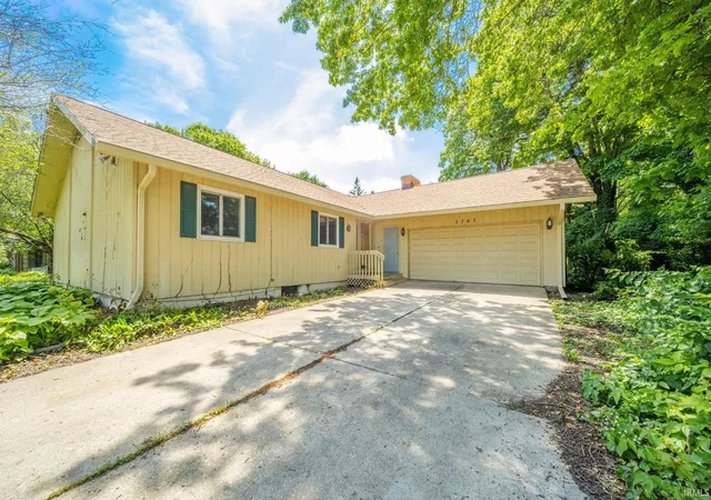 Homes for sale in Muncie, IN | 2707 W Woodbridge Dr, Muncie, IN 47304 | MLS# 202622519