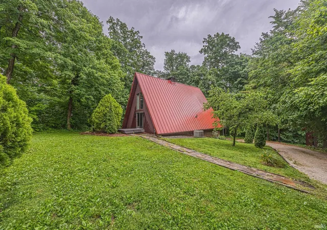 Photo 3 of Sale Pending at 1704 E Maple Dr, Huntingburg, IN 47542 | MLS# 202622525 | Listing updated on 2026-07-19