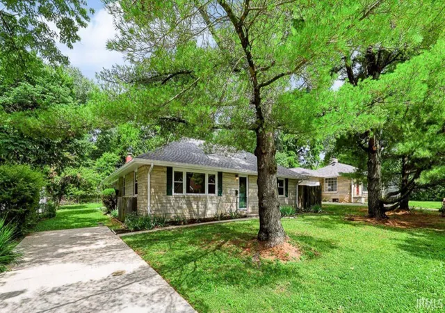 Photo 2 of Manufactured home for sale at 824 S Eastside Dr, Bloomington, IN 47401 | MLS# 202622838 | Listing updated on 2026-09-21