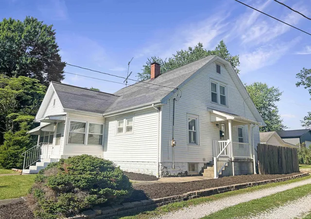 Photo 3 of Sale Pending at 109 N Walnut St, Huntingburg, IN 47542 | MLS# 202623228 | Listing updated on 2026-07-14