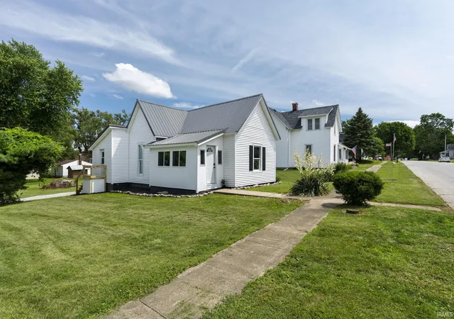 Photo 3 of Manufactured home for sale at 305 S Madison St, Darlington, IN 47940 | MLS# 202623393 | Listing updated on 2026-10-09