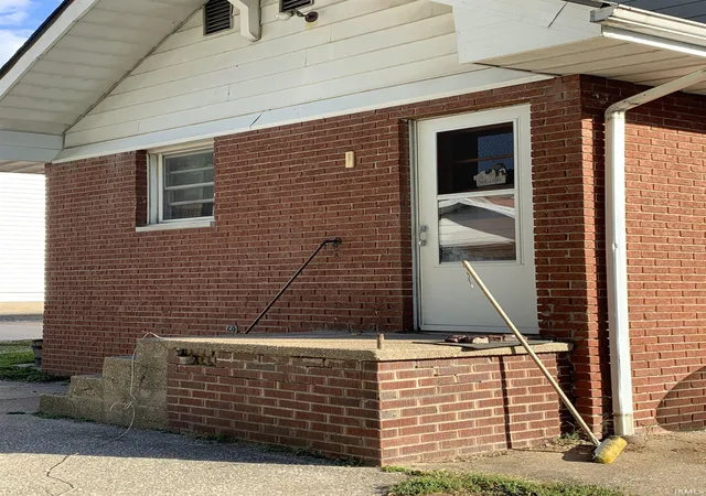 Homes for sale in Bloomfield, IN | 530 W Spring St, Bloomfield, IN 47424 | MLS# 202623427