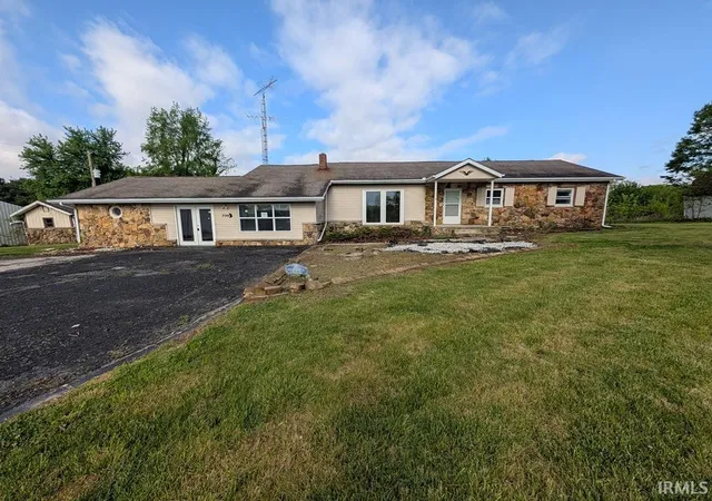 Homes for sale in Bloomfield, IN | 399 E Wilson Rd, Bloomfield, IN 47424 | MLS# 202623586