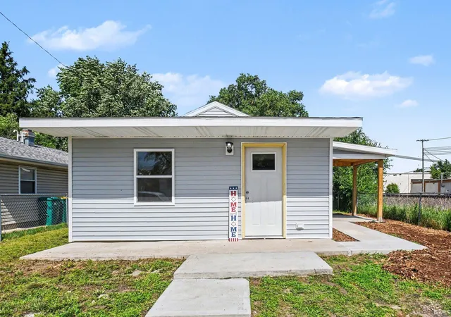 Homes for sale in Mishawaka, IN | 218 Meridian St, Mishawaka, IN 46544 | MLS# 202623910