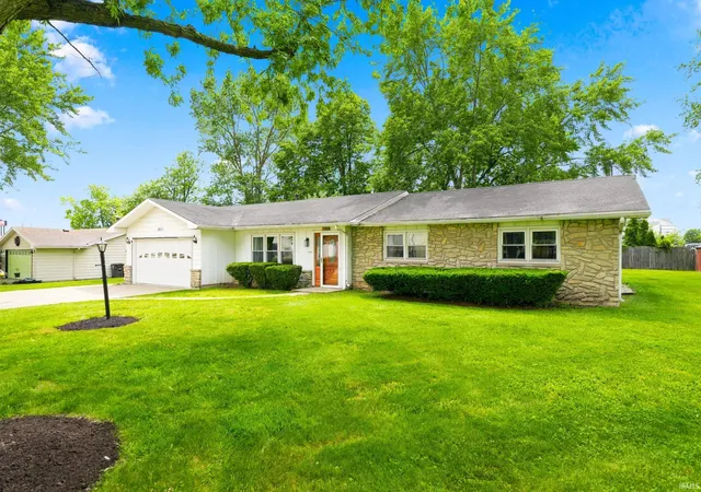 Photo 3 of Sale Pending at 6011 Oregon Dr, Fort Wayne, IN 46825 | MLS# 202623936 | Listing updated on 2026-09-04