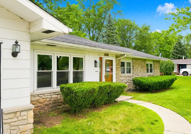 Photo 4 of Sale Pending at 6011 Oregon Dr, Fort Wayne, IN 46825 | MLS# 202623936 | Listing updated on 2026-09-04