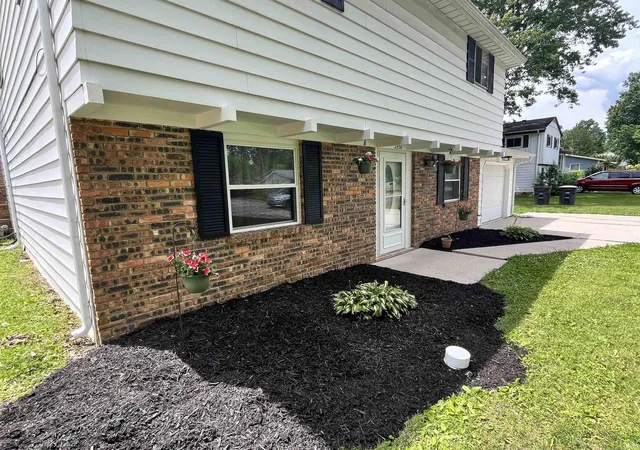 Photo 2 of Sale Pending at 2536 Deerwood Dr, Fort Wayne, IN 46825 | MLS# 202624105 | Listing updated on 2026-07-23