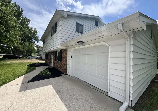 Photo 3 of Sale Pending at 2536 Deerwood Dr, Fort Wayne, IN 46825 | MLS# 202624105 | Listing updated on 2026-07-23