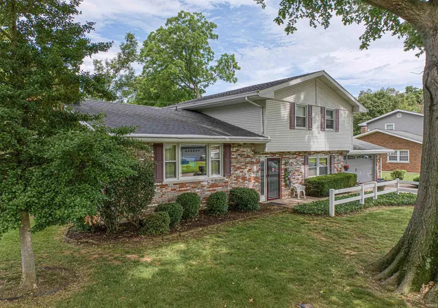 Homes for sale in Evansville, IN | 1415 Martin Ln, Evansville, IN 47715 | MLS# 202624177