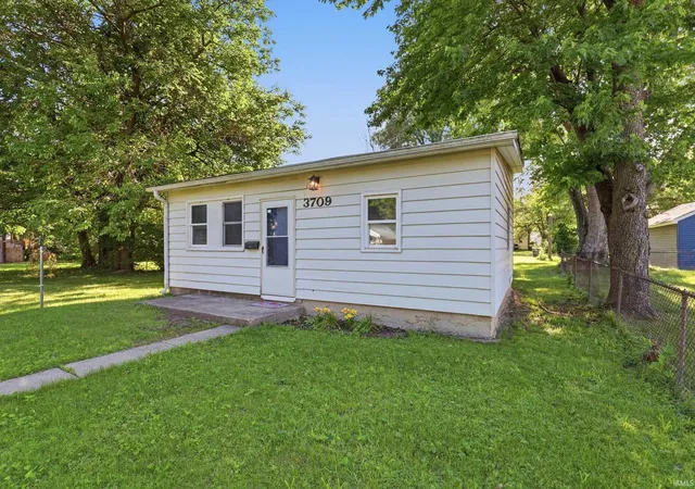 2nd image of 3709 South Park Dr, Fort Wayne, IN 46806 | MLS# 202624451
