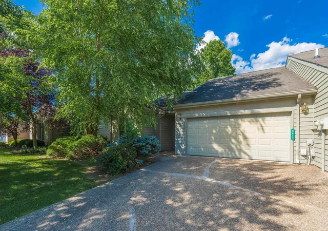 2nd image of 9417 S Harbour Pointe Dr, Bloomington, IN 47401 | MLS# 202624860