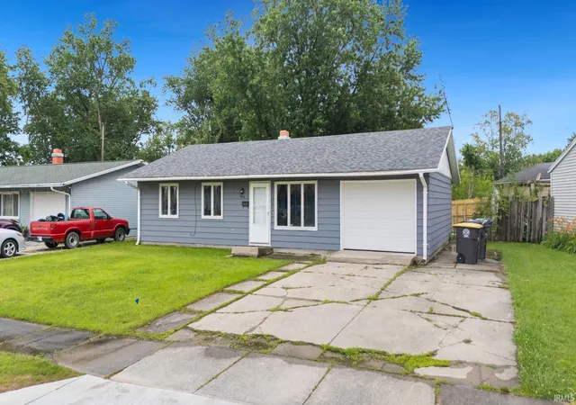 Photo 3 of Sale Pending at 6015 Landsdowne Dr, Fort Wayne, IN 46816 | MLS# 202624861 | Listing updated on 2026-06-27