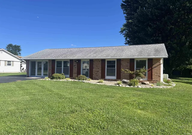 Homes for sale in Linton, IN | 1818 Oak St, Linton, IN 47441 | MLS# 202625019