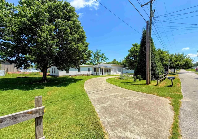 Photo 4 of Manufactured home for sale at 102 W Williams St, Loogootee, IN 47553 | MLS# 202625170 | Listing updated on 2026-09-02