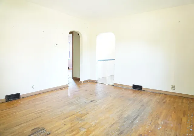 Photo 3 of Sale Pending at 800 W Lusher Ave, Elkhart, IN 46517 | MLS# 202625372 | Listing updated on 2026-08-04