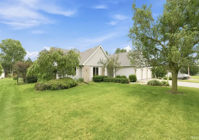 Photo 1 of Sale Pending at 2615 Candlewick Dr, Fort Wayne, IN 46804 | MLS# 202625556 | Listing updated on 2026-07-09