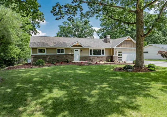 Photo 2 of Sale Pending at 4019 Dalewood Dr, Fort Wayne, IN 46815 | MLS# 202625559 | Listing updated on 2026-07-02