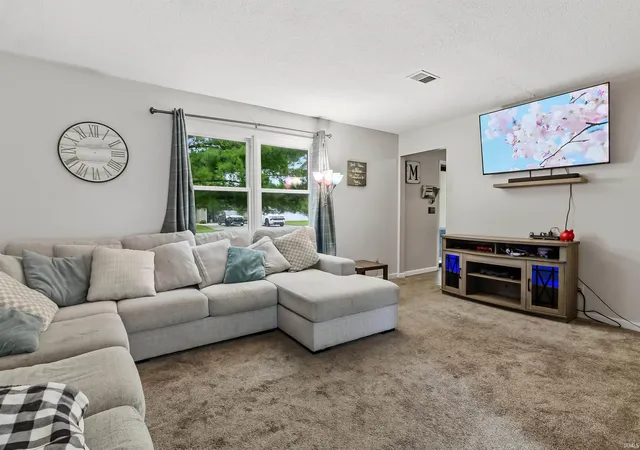 Photo 3 of Manufactured home for sale at 1476 N Manor Dr, Marion, IN 46952 | MLS# 202625577 | Listing updated on 2026-08-27