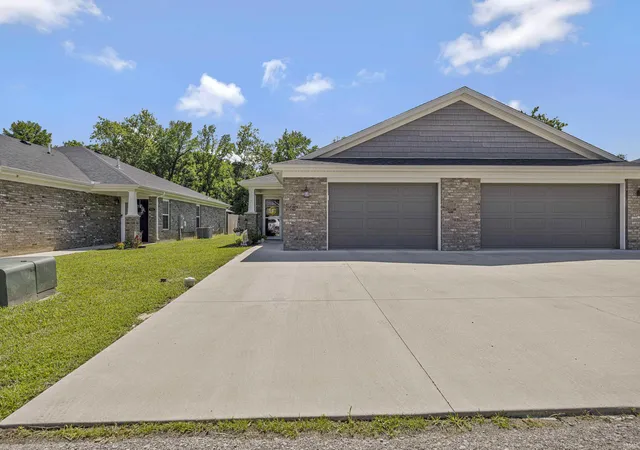 2nd image of 5321 Dauby Unit B Dr, Evansville, IN 47710 | MLS# 202625663