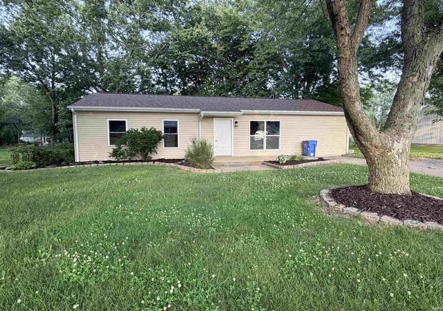 1st image of 1822 Sharon St, Warsaw, IN 46580 | MLS# 202625861