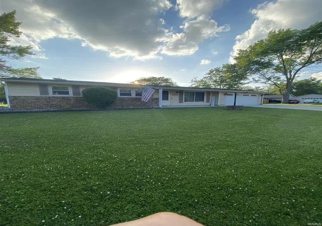 Photo 2 of Sale Pending at 6211 Allenwood Dr, Fort Wayne, IN 46835 | MLS# 202625898 | Listing updated on 2026-07-07