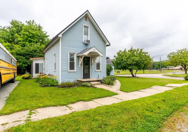 Photo 3 of Sale Pending at 298 N Main St, North Manchester, IN 46962 | MLS# 202625989 | Listing updated on 2026-07-23