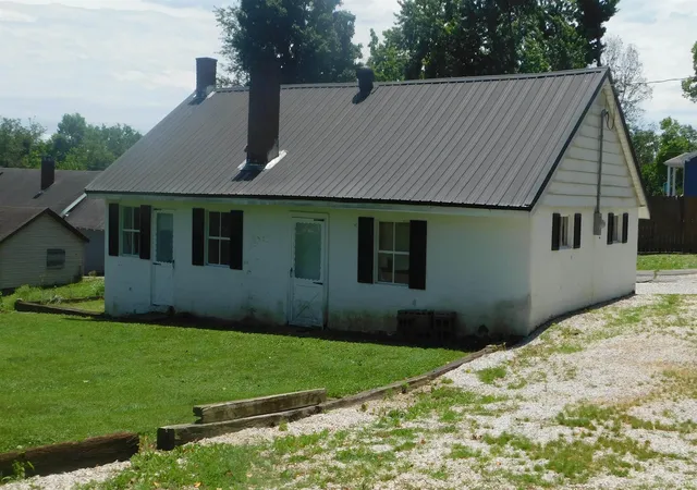 3rd image of 306 W Poplar St, Salem, IN 47167 | MLS# 202626112