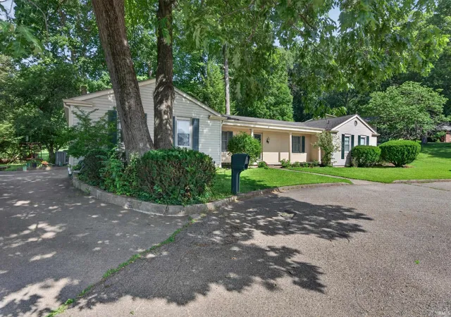 Homes for sale in Logansport, IN | 8 Golfview Dr, Logansport, IN 46947 | MLS# 202626229
