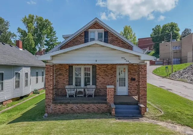 Homes for sale in Evansville, IN | 2624 Edgewood Dr, Evansville, IN 47712 | MLS# 202626383