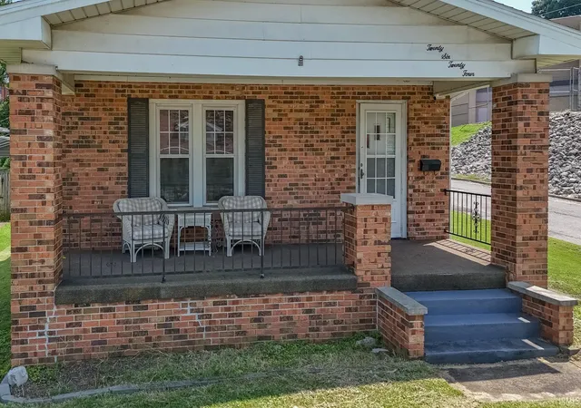 Homes for sale in Evansville, IN | 2624 Edgewood Dr, Evansville, IN 47712 | MLS# 202626383