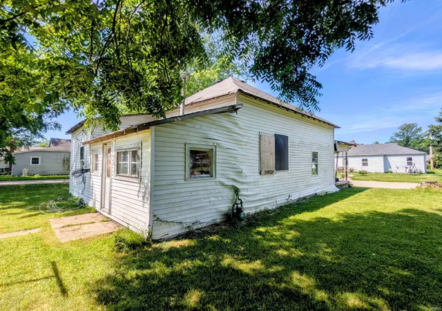 4th image of 1102 N Monroe St, Hartford City, IN 47348 | MLS# 202626577