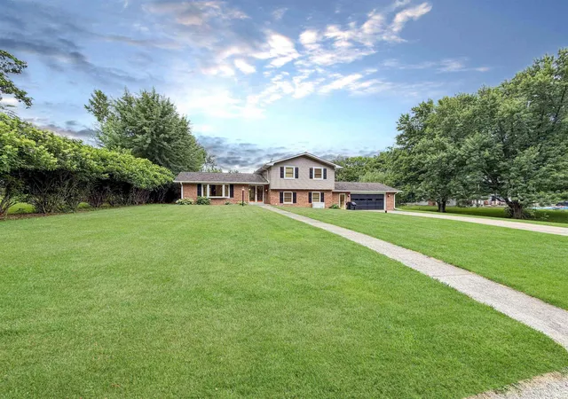 Homes for sale in Frankfort, IN | 1348 N Lakeview Dr, Frankfort, IN 46041 | MLS# 202626874