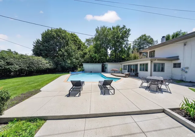 2nd image of 1915 E Jefferson Blvd, South Bend, IN 46617 | MLS# 202627060
