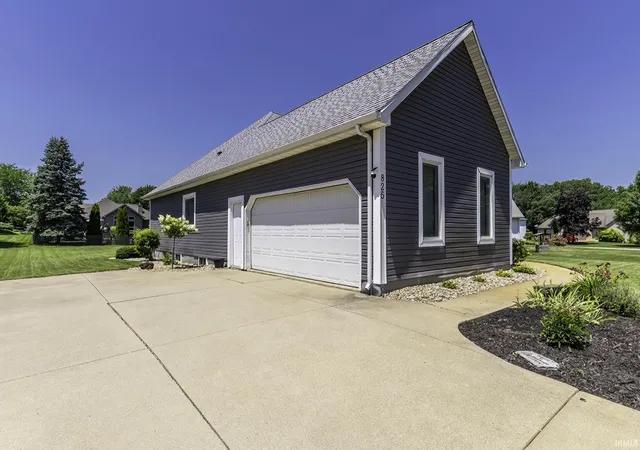 Homes for sale in Warsaw, IN | 825 Lydia Dr, Warsaw, IN 46582 | MLS# 202627110