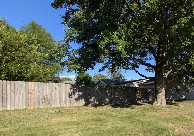 17th image of 525 W Mill Rd, Evansville, IN 47710 | MLS# 202627143