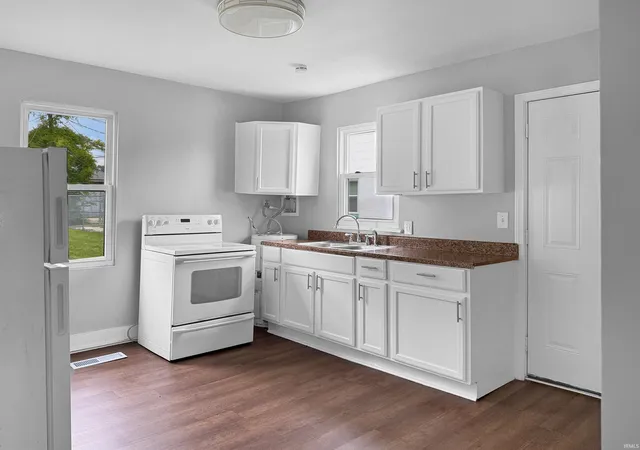 Photo 5 of Sale Pending at 3022 N Fulton Ave, Evansville, IN 47710 | MLS# 202627152 | Listing updated on 2026-09-04