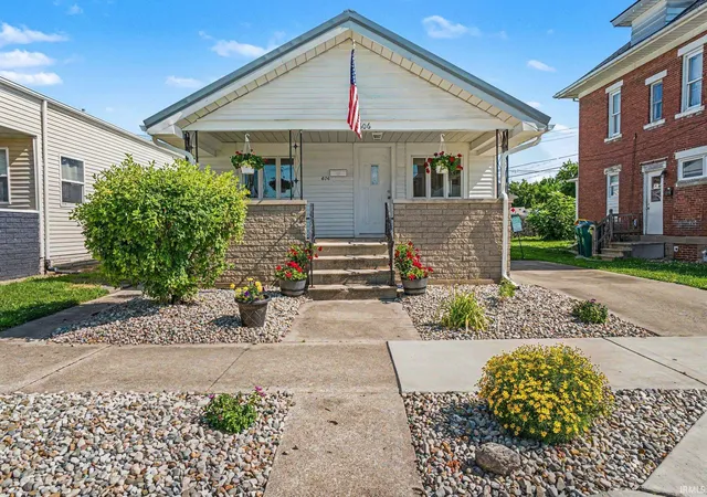 Homes for sale in Mishawaka, IN | 606 W 6th St, Mishawaka, IN 46544 | MLS# 202627180
