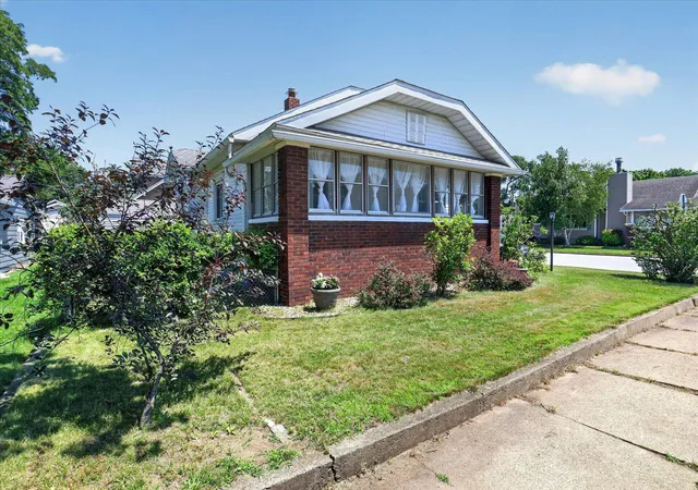 Homes for sale in Mishawaka, IN | 504 W Broadway St, Mishawaka, IN 46545 | MLS# 202627308