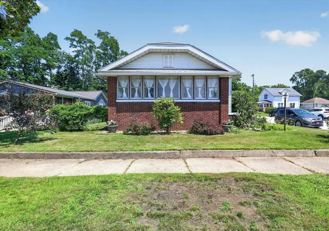 Homes for sale in Mishawaka, IN | 504 W Broadway St, Mishawaka, IN 46545 | MLS# 202627308