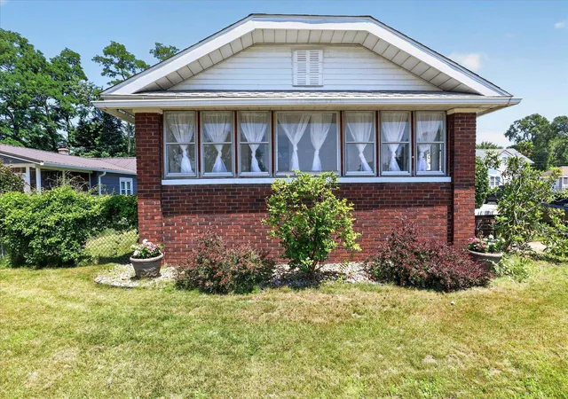 Homes for sale in Mishawaka, IN | 504 W Broadway St, Mishawaka, IN 46545 | MLS# 202627308
