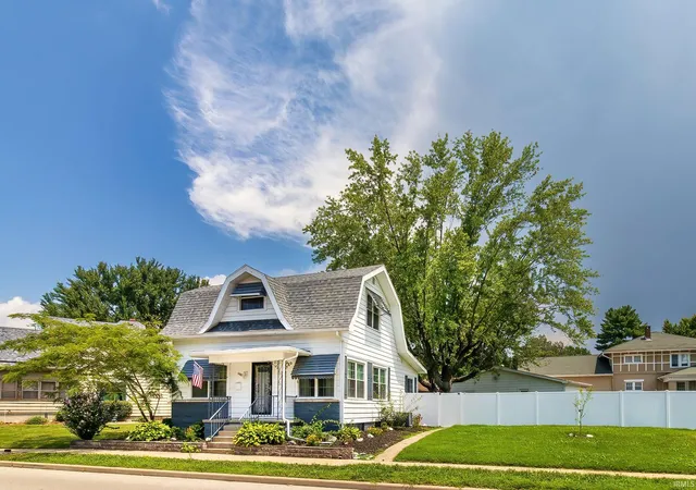 1st image of 608 N Main St, Bicknell, IN 47512 | MLS# 202627456