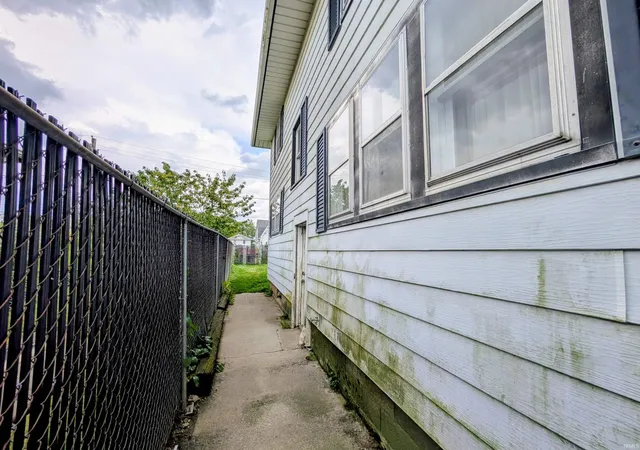 Photo 4 of Sale Pending at 4015 Barr St, Fort Wayne, IN 46806 | MLS# 202627472 | Listing updated on 2026-07-15