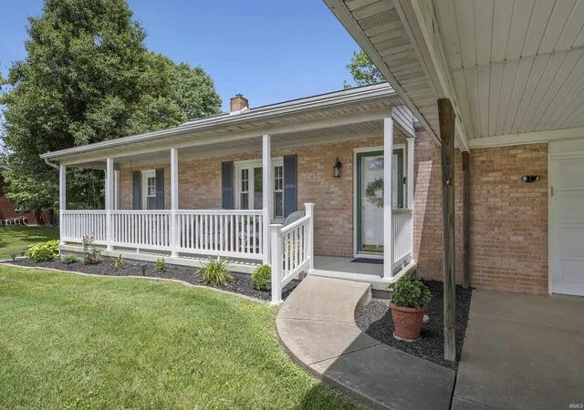 Homes for sale in Newburgh, IN | 7744 Lincoln Ave, Newburgh, IN 47630 | MLS# 202627605