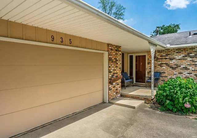 Homes for sale in Yorktown, IN | 935 S Westchester Park Dr, Yorktown, IN 47396 | MLS# 202627689