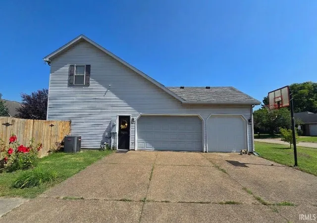 Homes for sale in Evansville, IN | 4100 Clover Dr, Evansville, IN 47711 | MLS# 202627735