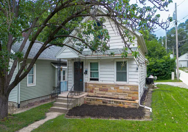 2nd image of 915 Delaware Blvd, Fort Wayne, IN 46805 | MLS# 202627849
