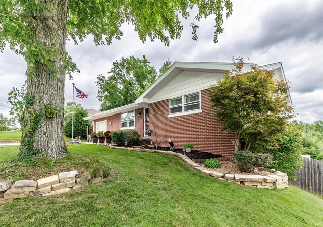 Photo 4 of Sale Pending at 5901 Ohara Dr, Evansville, IN 47711 | MLS# 202627852 | Listing updated on 2026-08-01