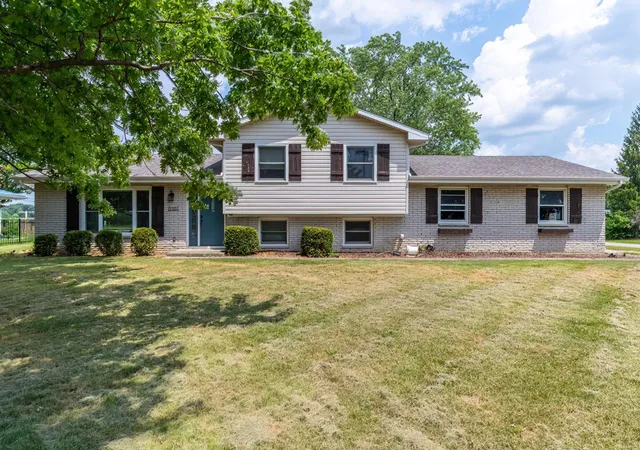 Manufactured home for sale at 15707 Bluffton Rd, Fort Wayne, IN 46819 | MLS# 202627870