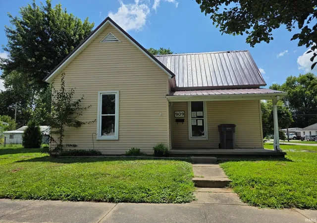 Homes for sale in Linton, IN | 909 E Vincennes St, Linton, IN 47441 | MLS# 202627967